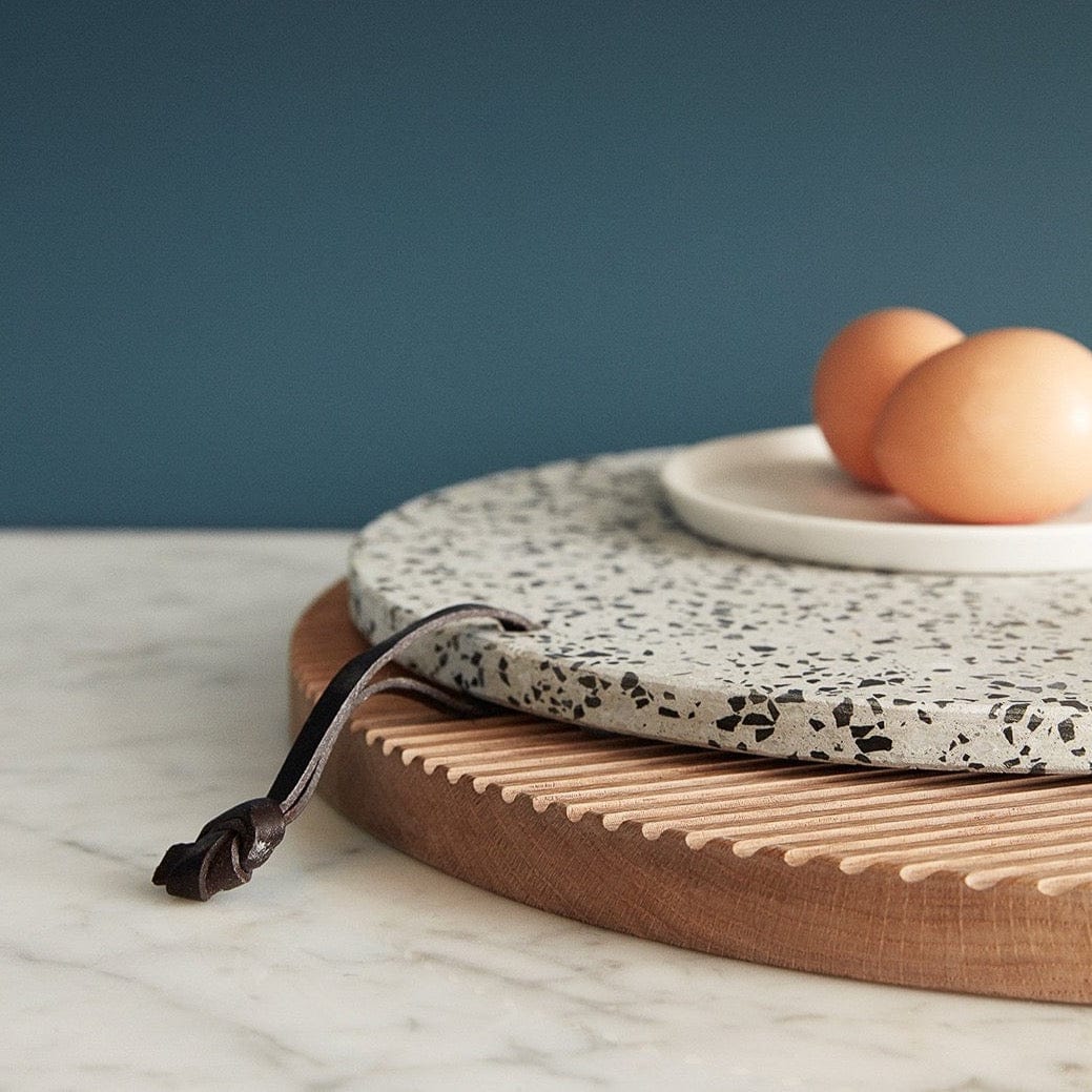 Schneidebrett rund mit Rillen aus Eiche - mkono