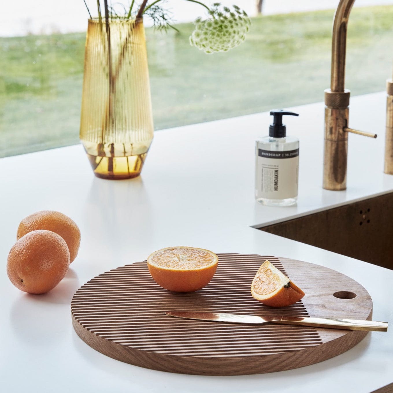 Schneidebrett rund mit Rillen aus Eiche - mkono