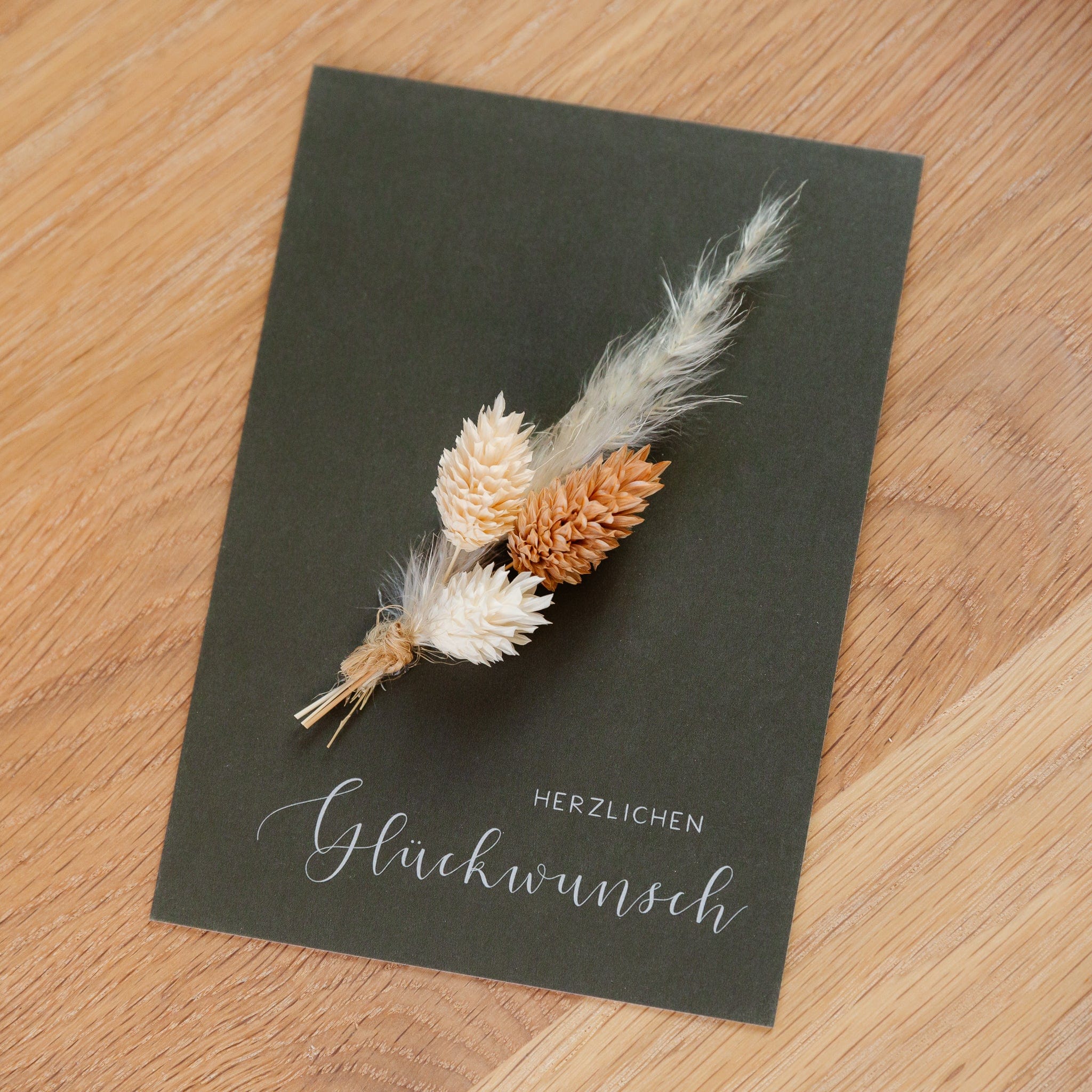 Grußkarte mit Trockenblumen - olive