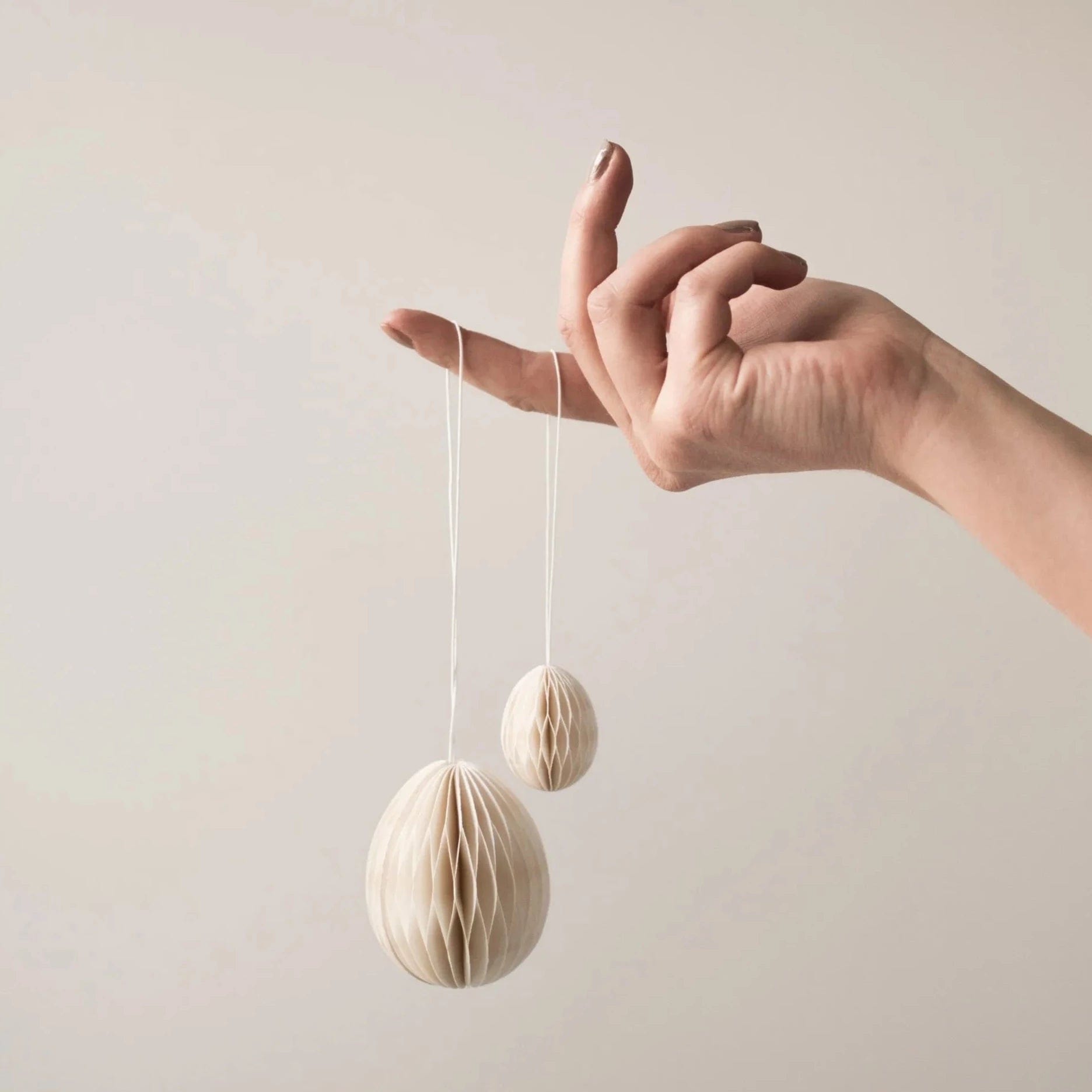 Ovoid Osterei aus Papier - weiß