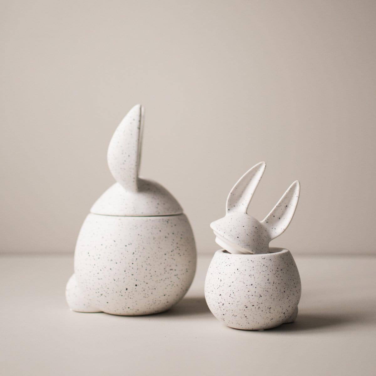 Eating Rabbit Schale mit Deckel - white dot