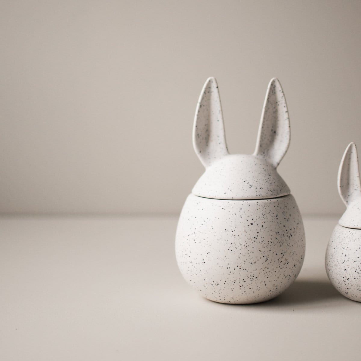 Eating Rabbit Schale mit Deckel - white dot