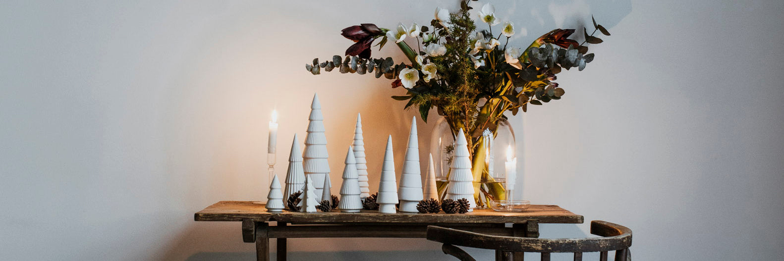 Weihnachtsbäume aus Keramik in weiß von der Marke Storefactory für die Weihnachtsdeko