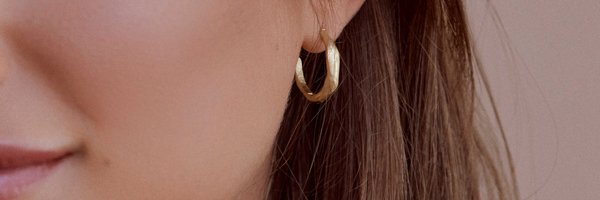 Ohrringe aus Porzellan in Gold von Nina Bosch