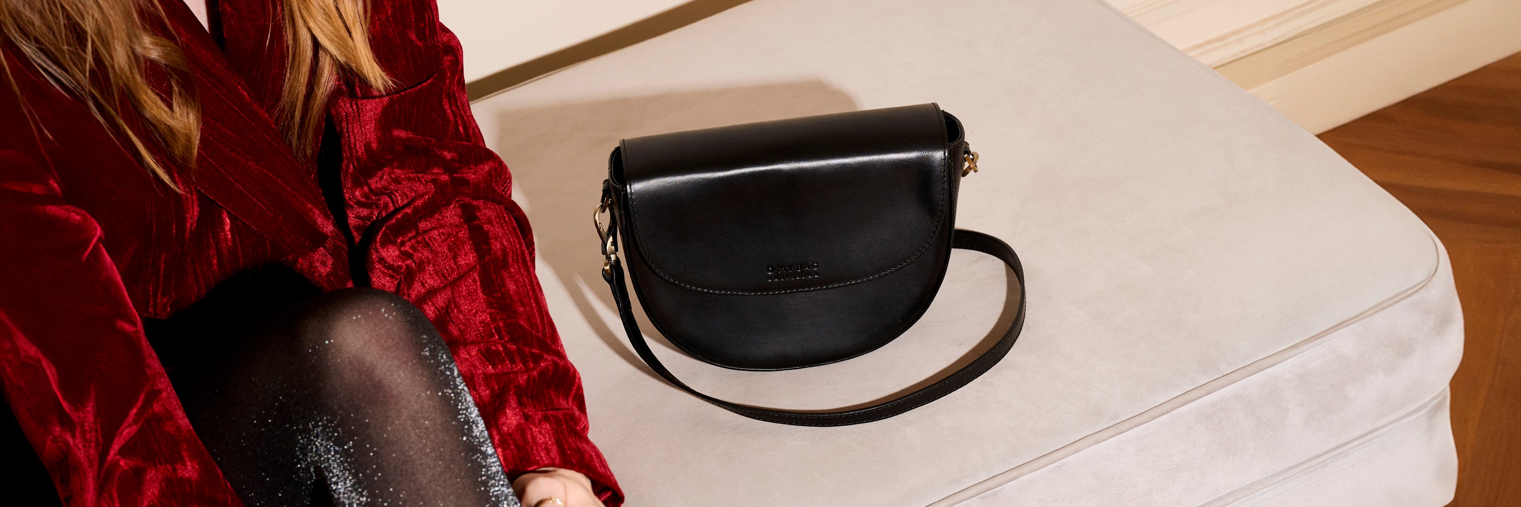 Frau im rosa Kleid mit Handatasche aus Leder von O my bag