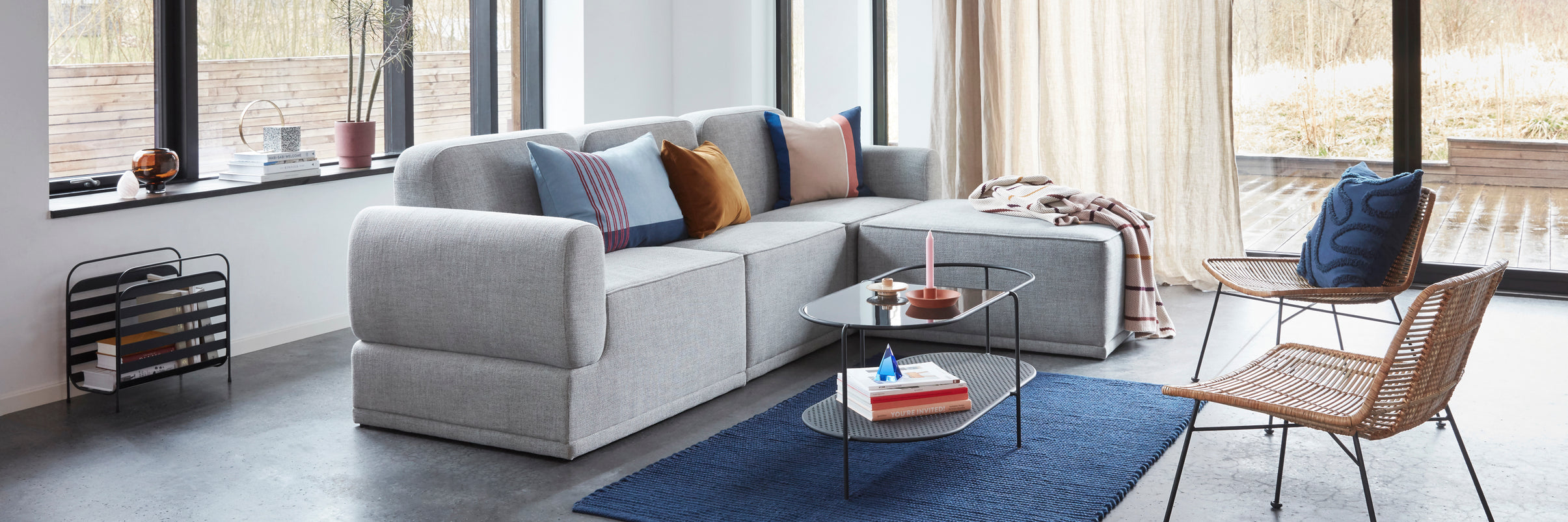Sofa mit verschiedenen Kissen von Hübsch Interior