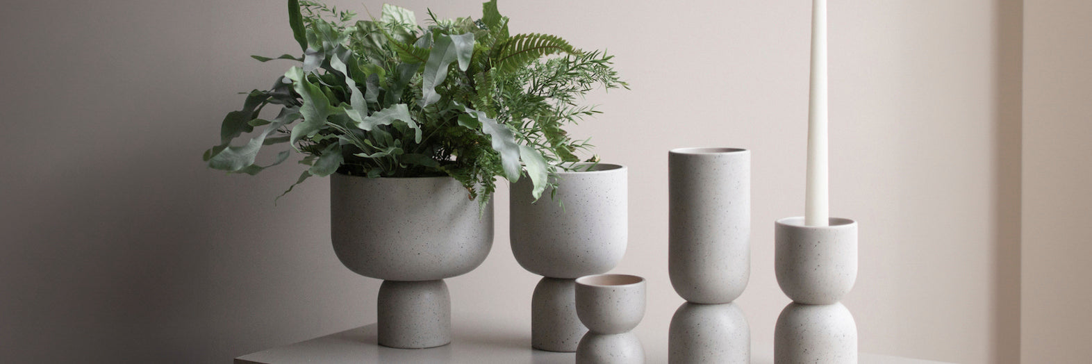 Blumentopf in beige mit Fuß und Pflanze 