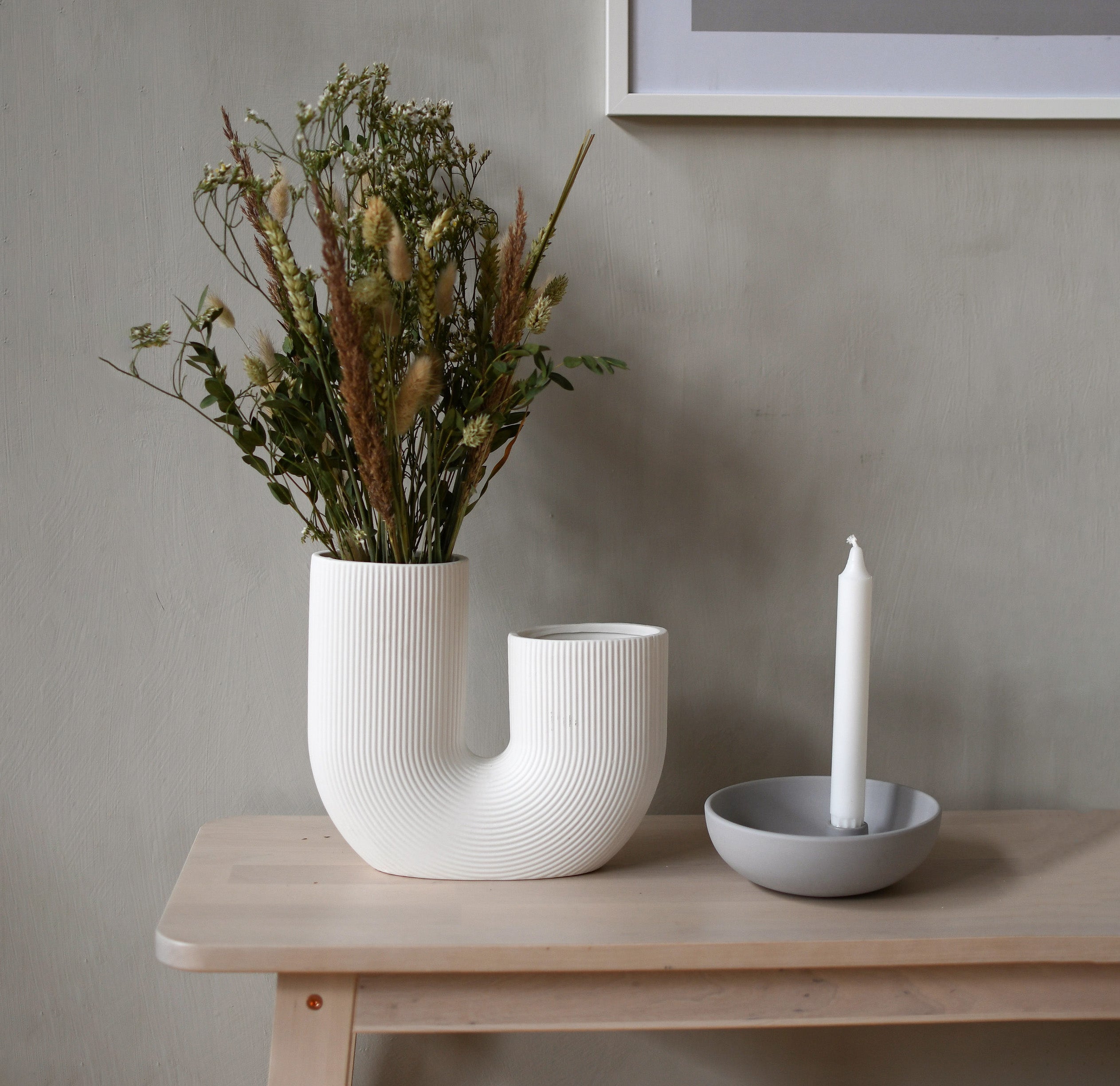 Die Vase Stravalla von der schwedischen Marke Storefactory ist eine elegante und zeitlose Keramikvase.
