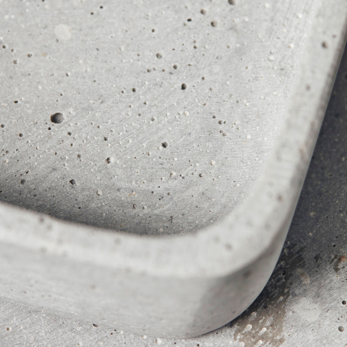 Tablett Retra quadratisch in Beton-Optik