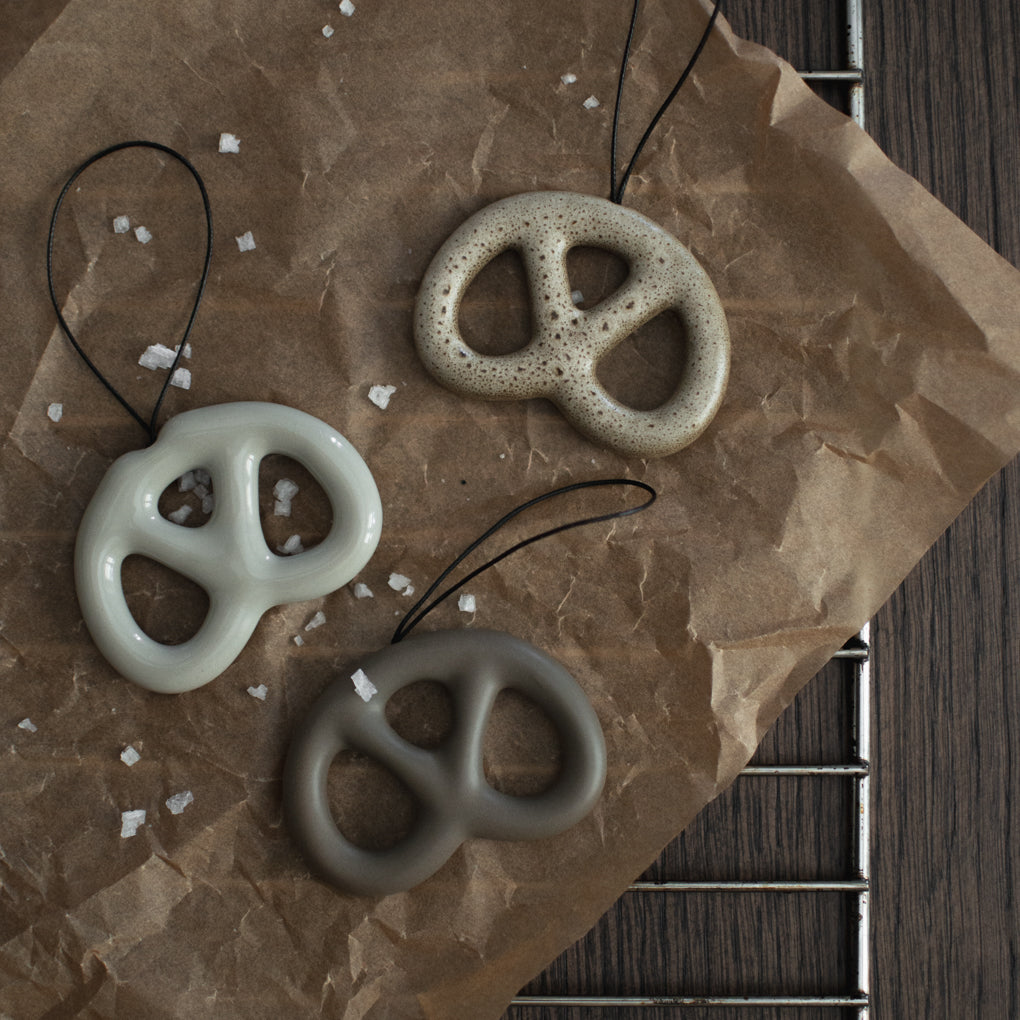 Weihnachtsdeko Anhänger Bretzel - beige