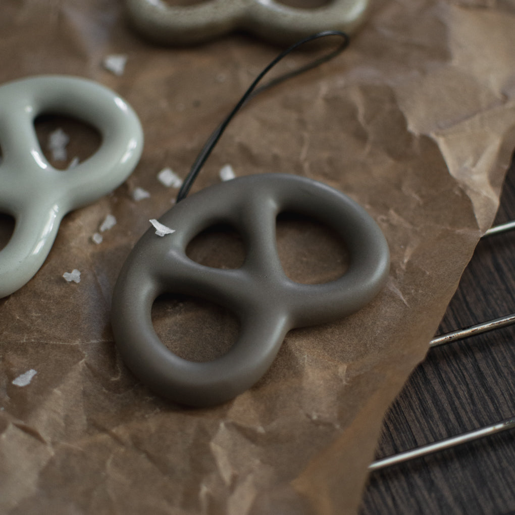 Weihnachtsdeko Anhänger Bretzel - dust