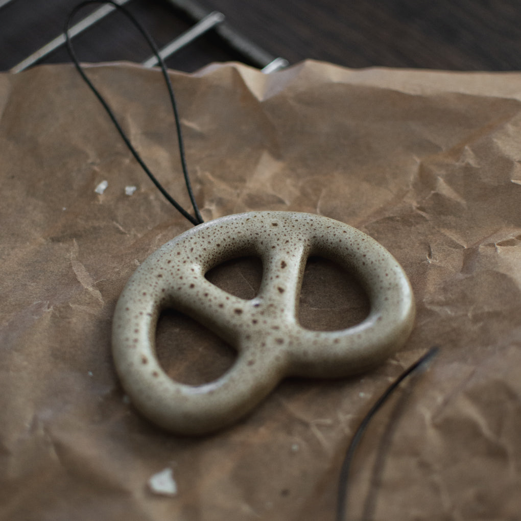 Weihnachtsdeko Anhänger Bretzel - beige