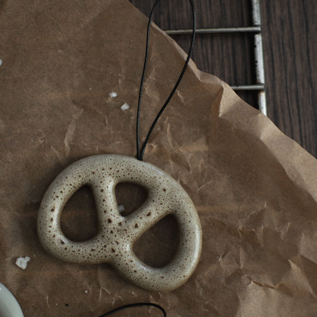 Weihnachtsdeko Anhänger Bretzel - beige