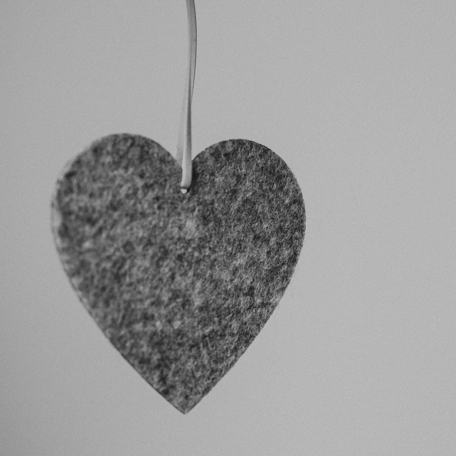 Filzanhänger Herz Kärleksudden - grau