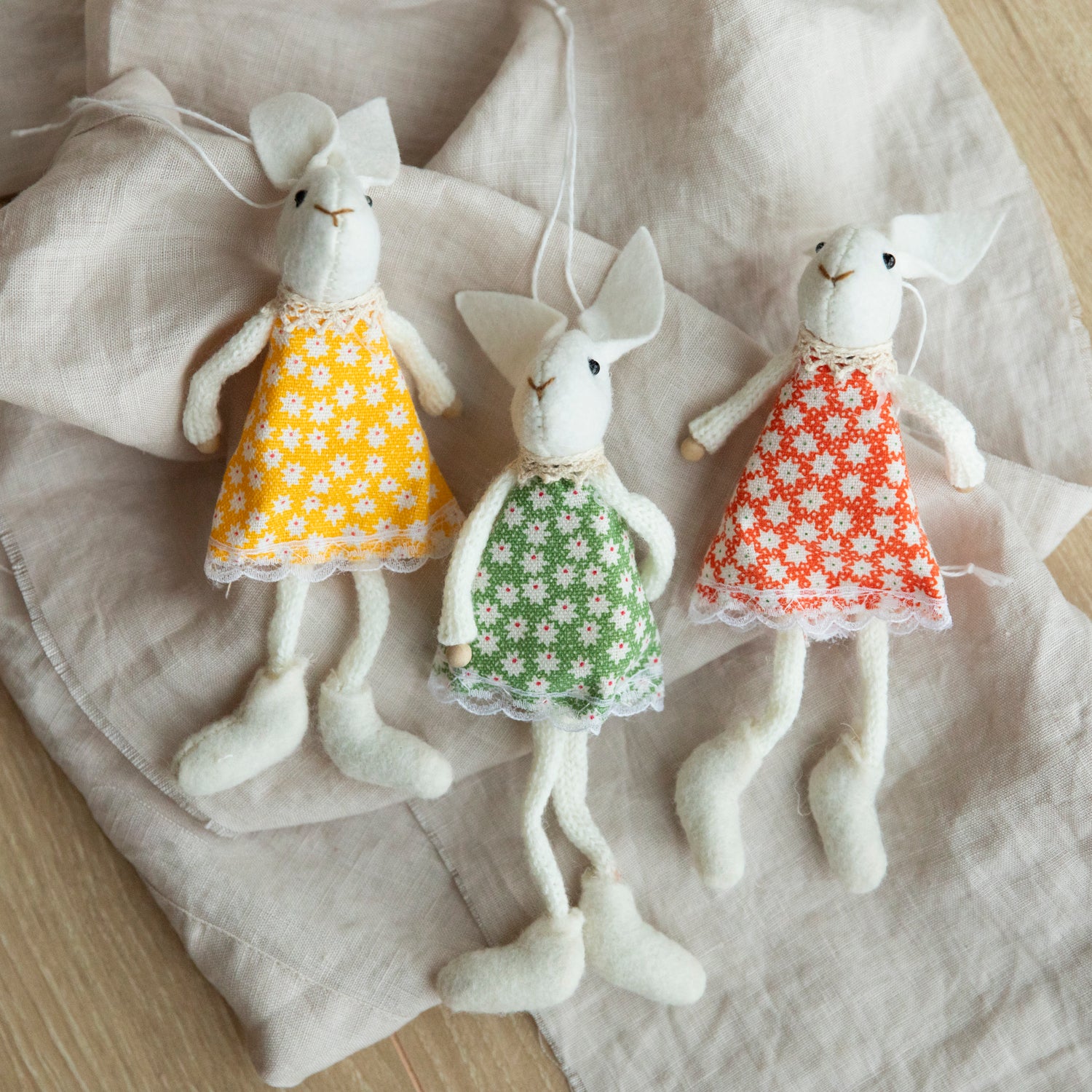 Filzanhänger Hase Siv mit Kleid