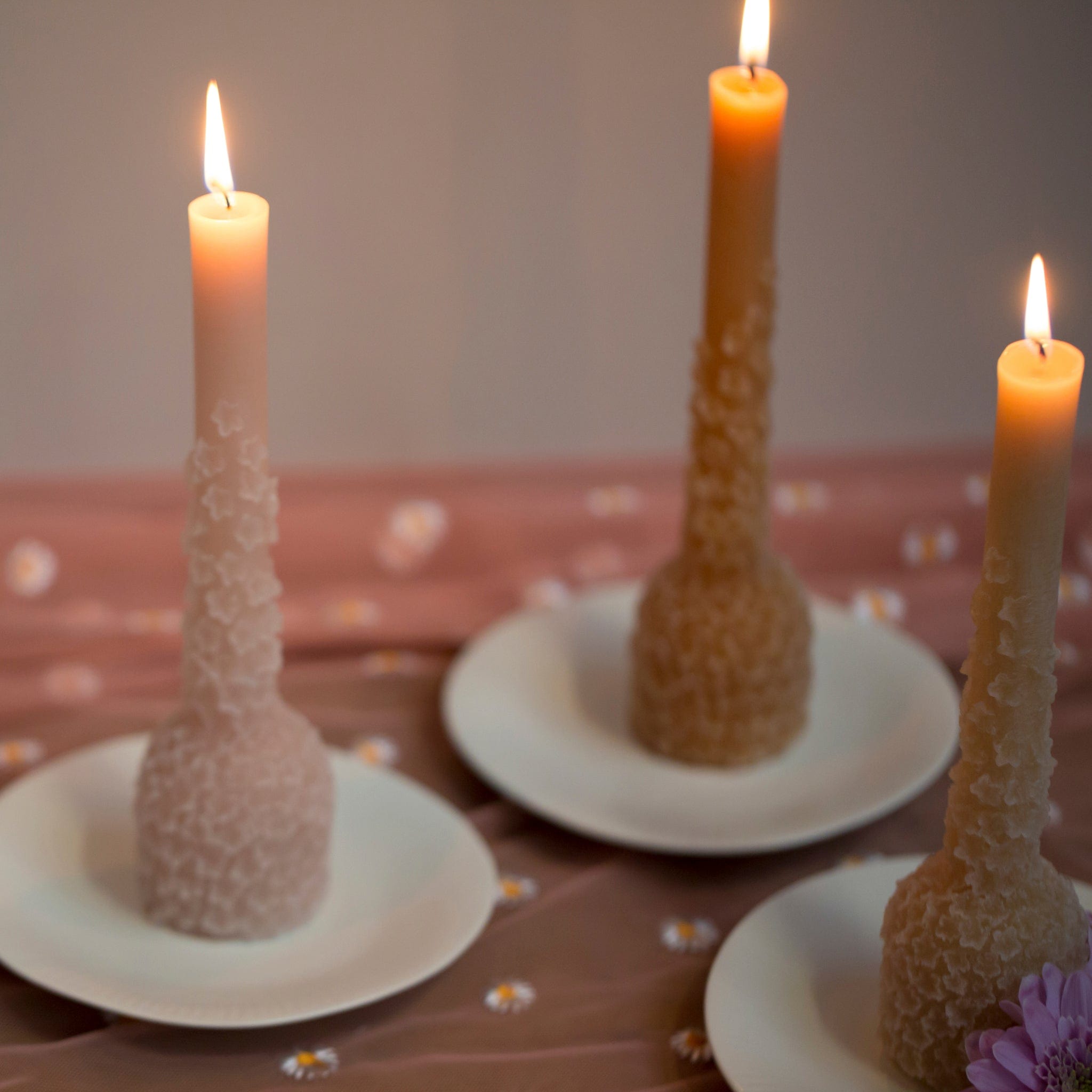 Kerze mit Blumen - caramel