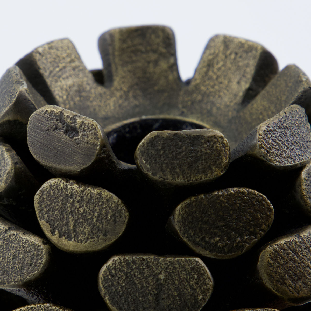 Kerzenhalter Pine Cone aus antikem Messing