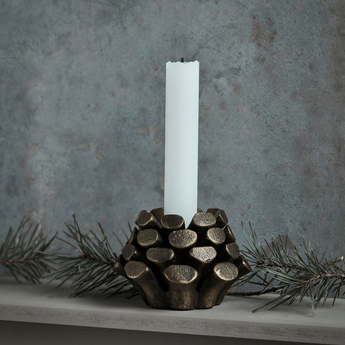 Kerzenhalter Pine Cone aus antikem Messing
