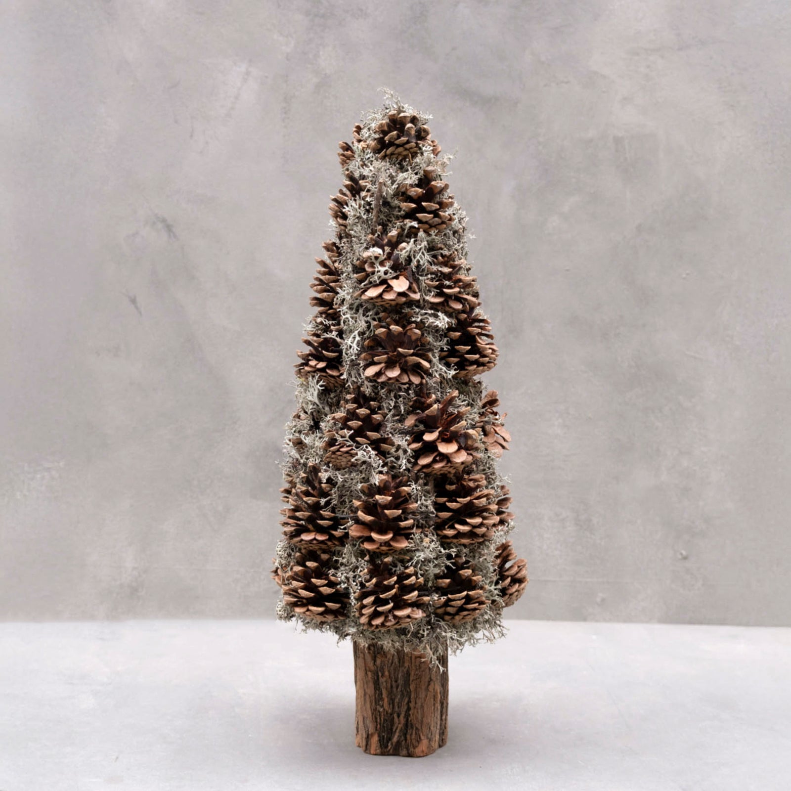 Xmas Tree mit Zapfen & grauem Moos