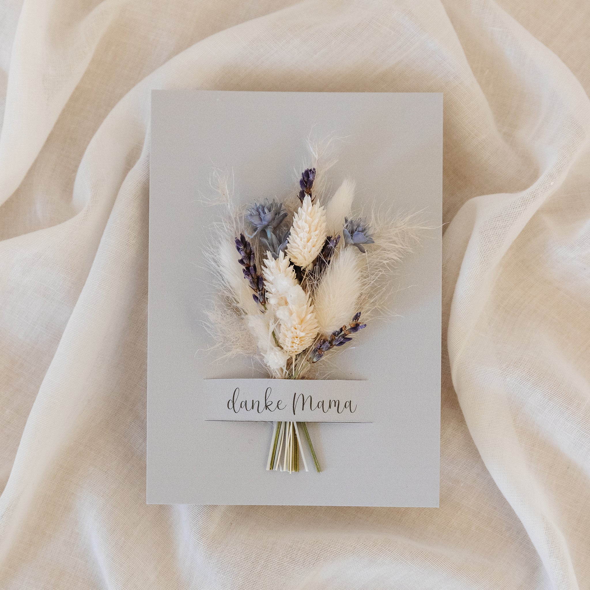 Geschenkset Becher Mama + Karte mit Trockenblumen hellblau