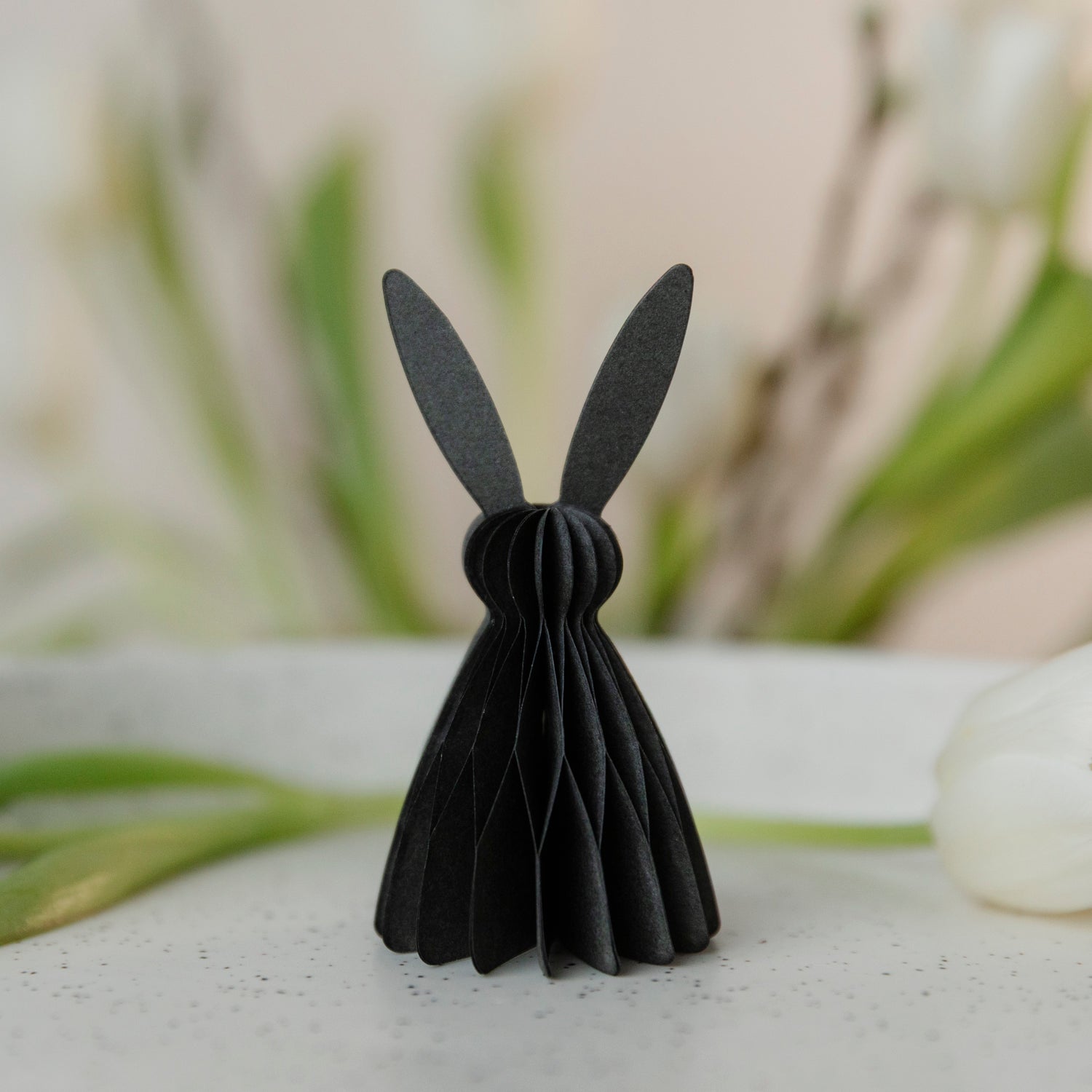 Osterhase Felix aus Papier - schwarzbraun