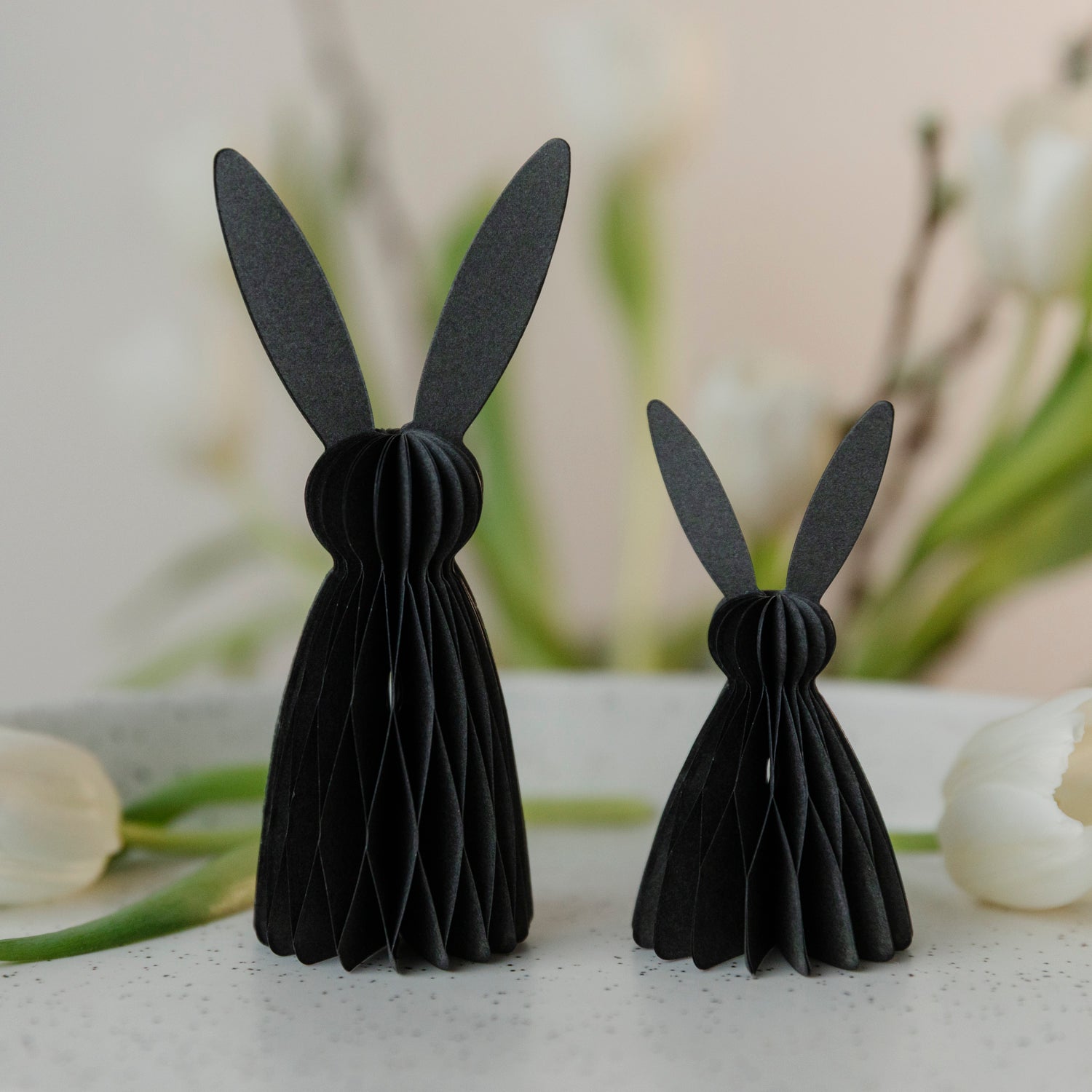 Osterhase Felix aus Papier - schwarzbraun