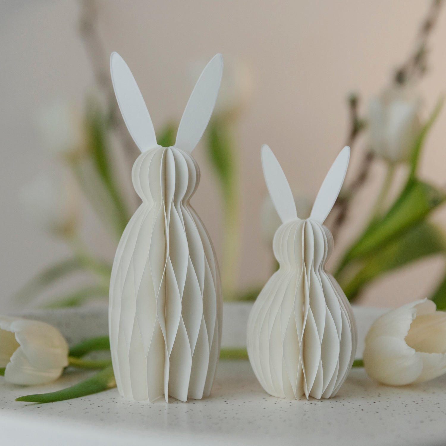 Osterhase Paul aus Papier - weiß