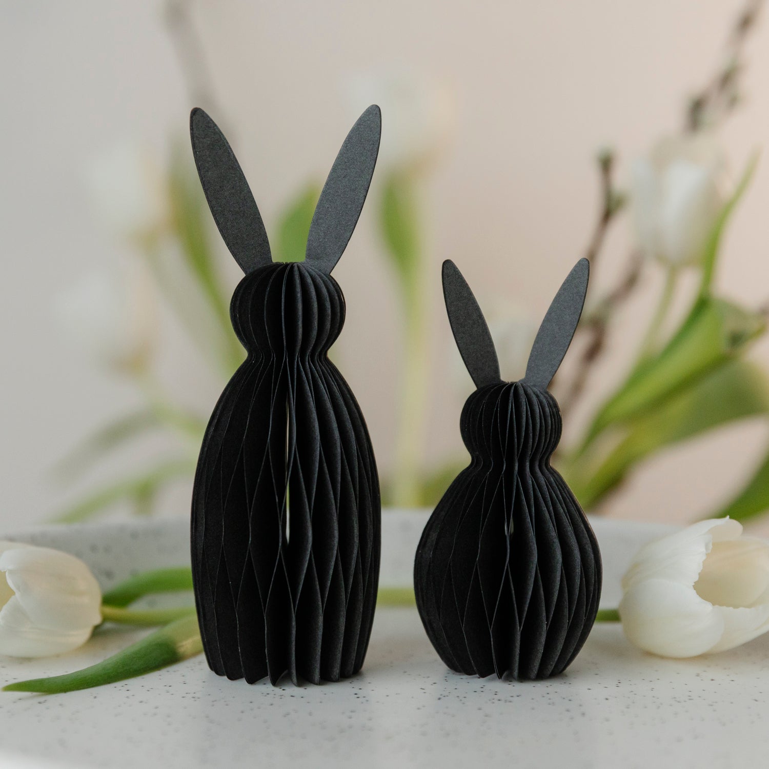 Osterhase Paul aus Papier - schwarzbraun