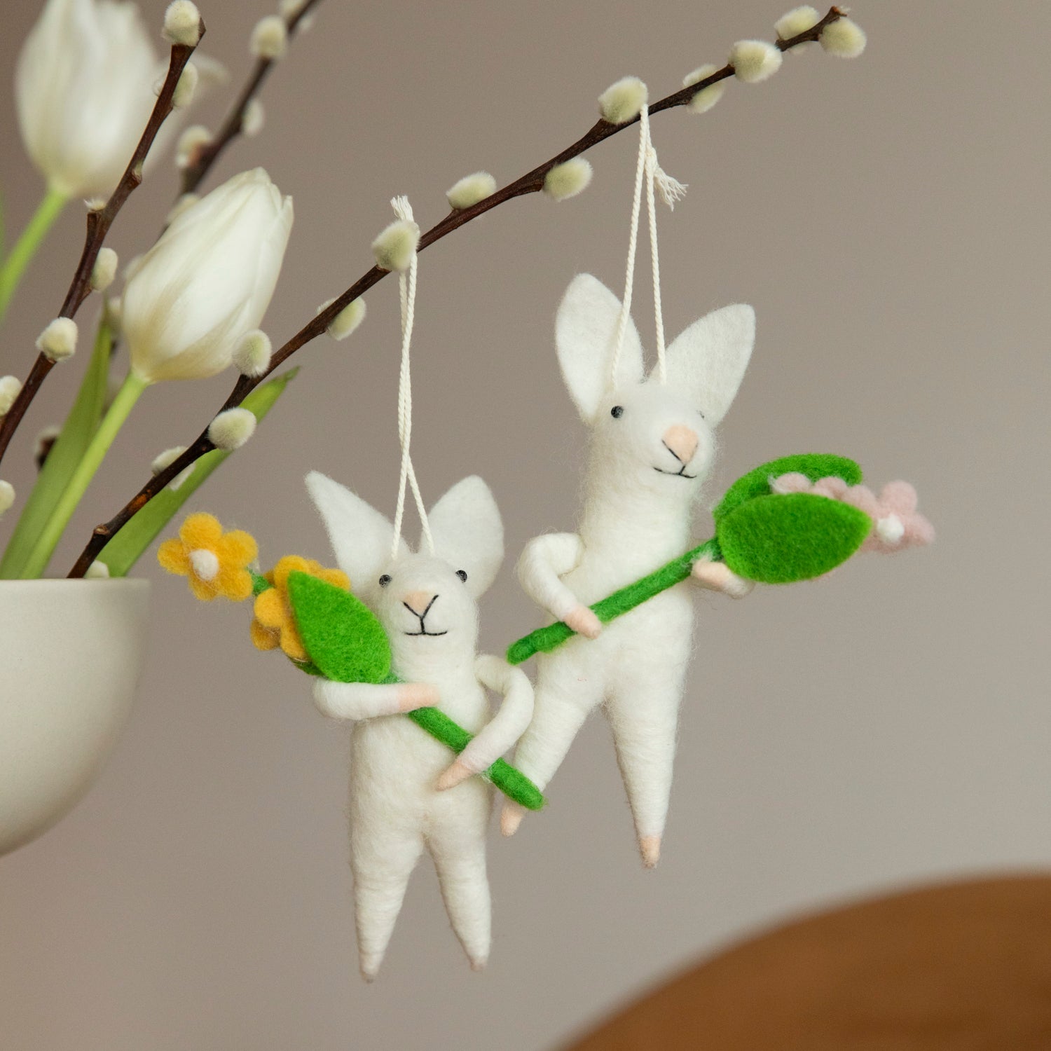 Filzanhänger Hase mit Blume