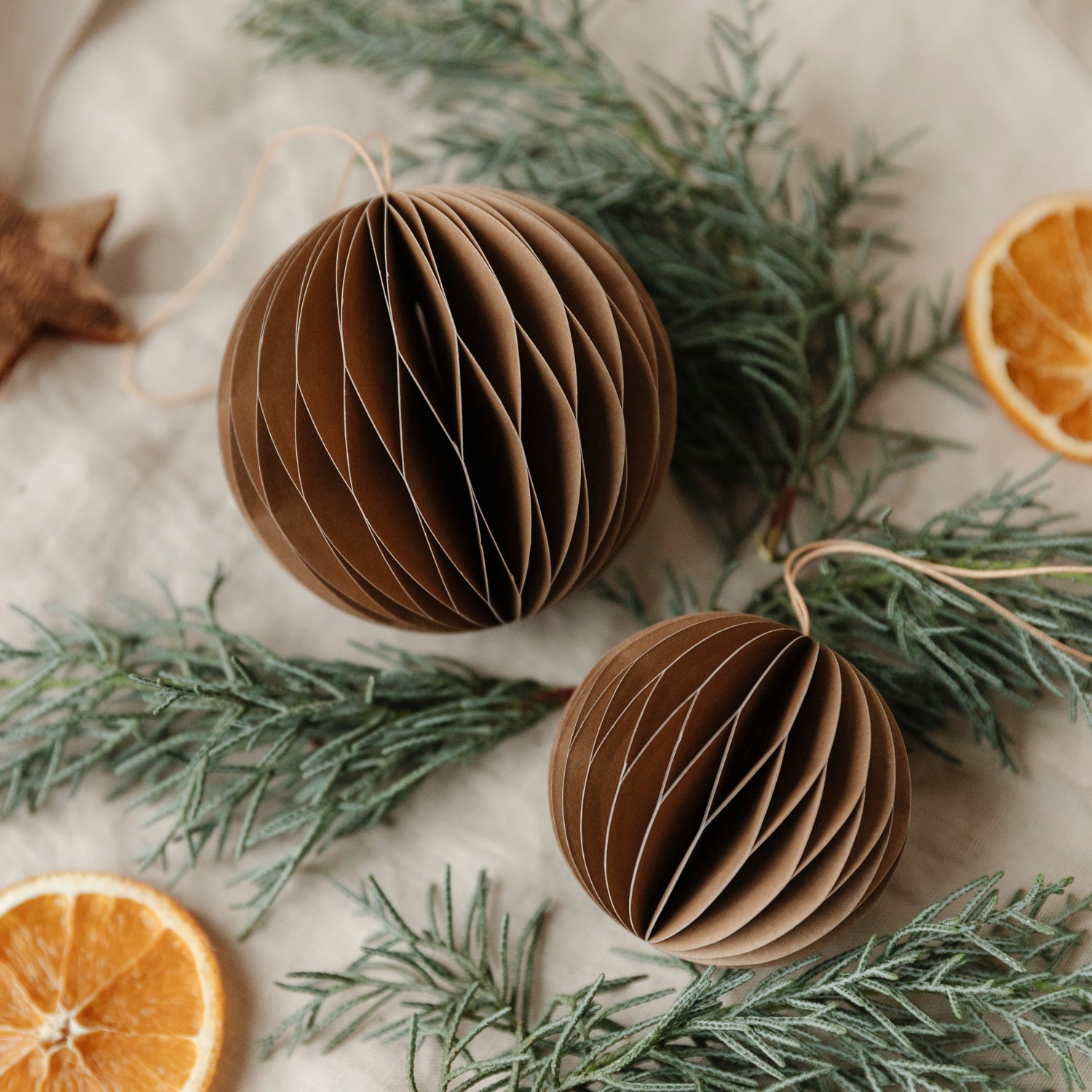 Papieranhänger Kugel - braun