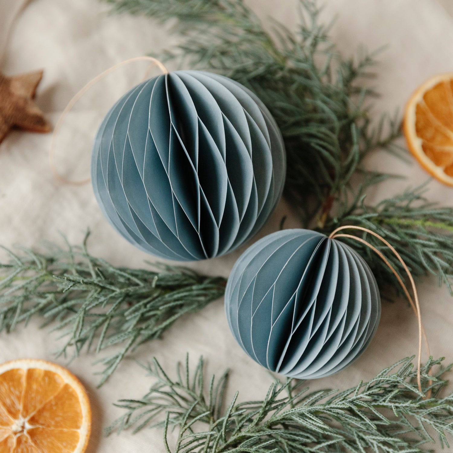 Papieranhänger Kugel - hellblau