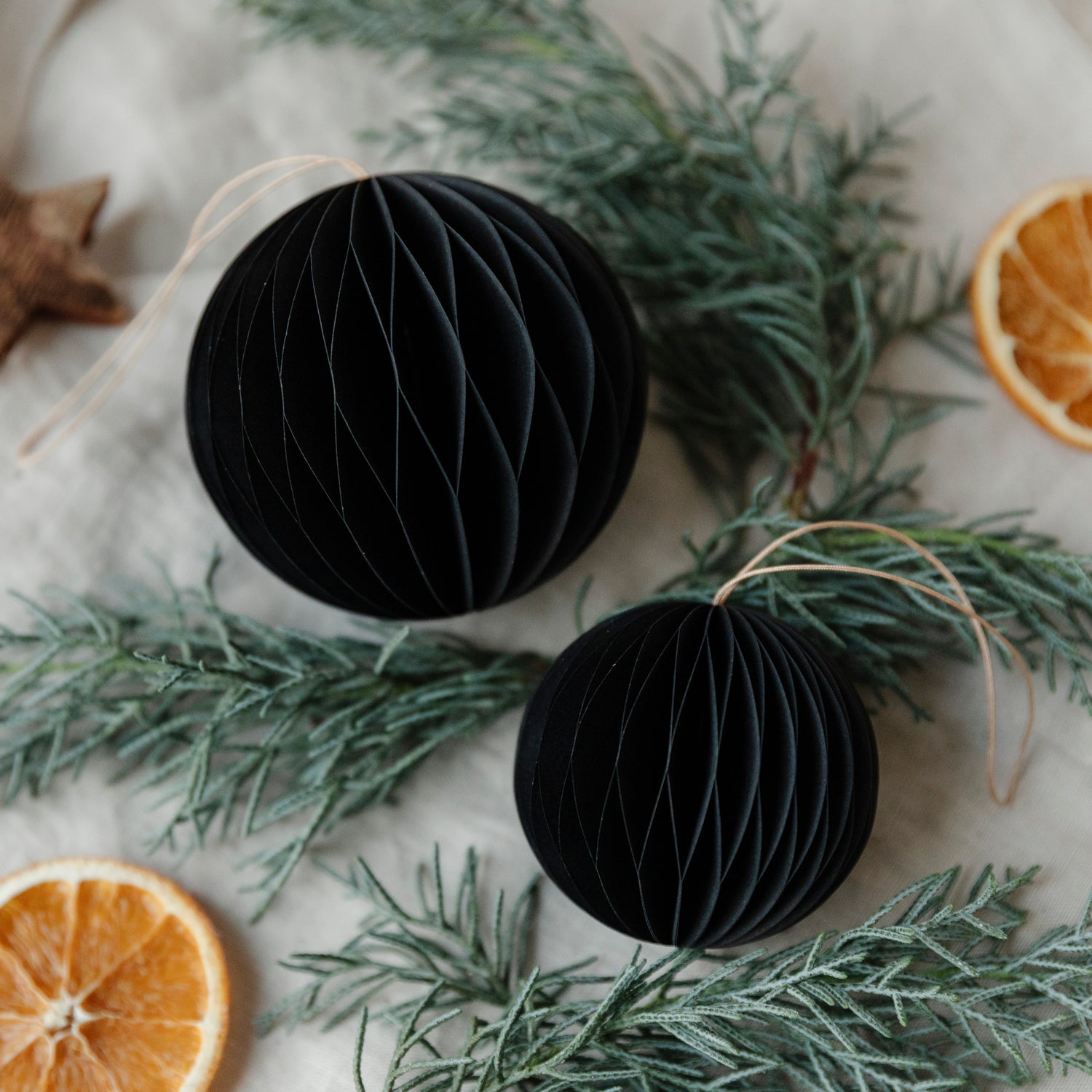 Papieranhänger Kugel - schwarz