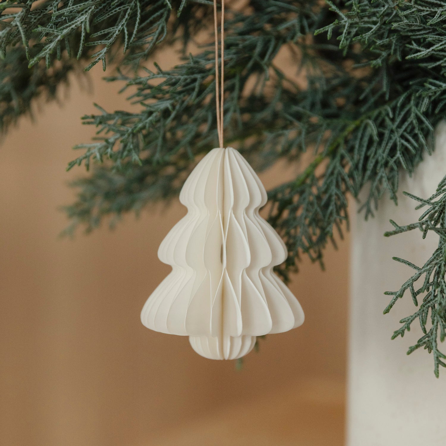 Papieranhänger Tannenbaum - weiß