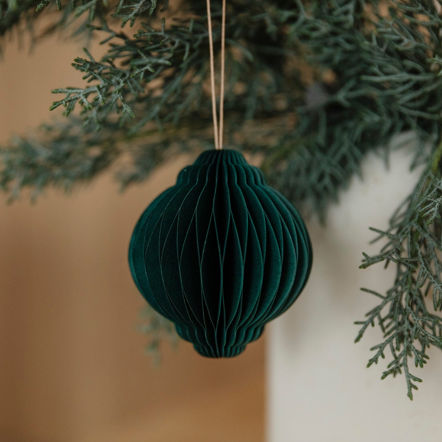 Papieranhänger Kugel Ornament - verschiedene Farben