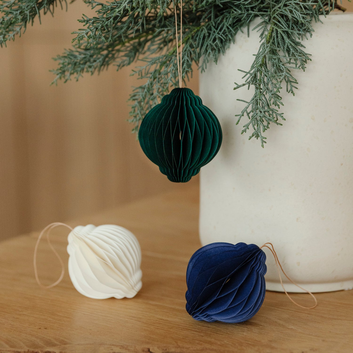 Papieranhänger Kugel Ornament - verschiedene Farben