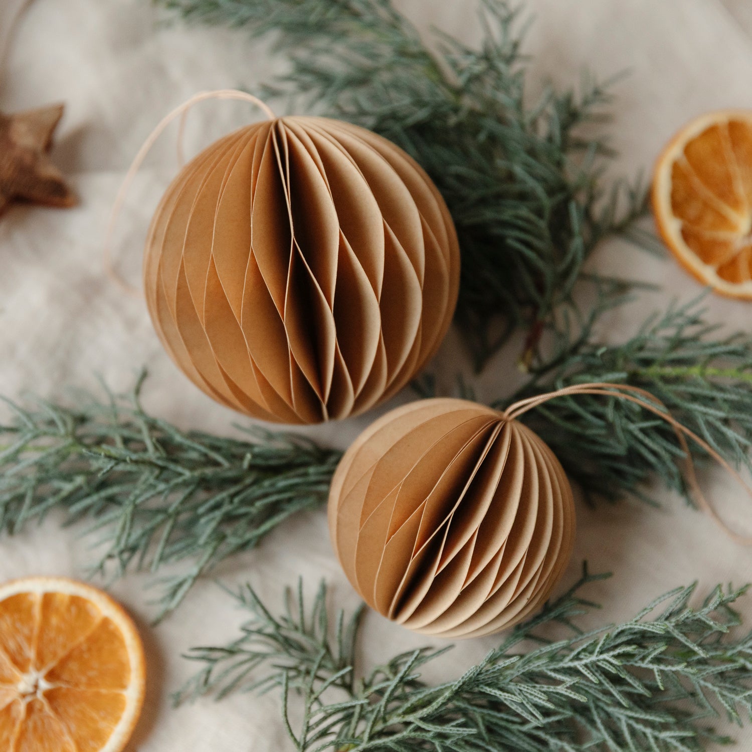 Papieranhänger Kugel - hellbraun