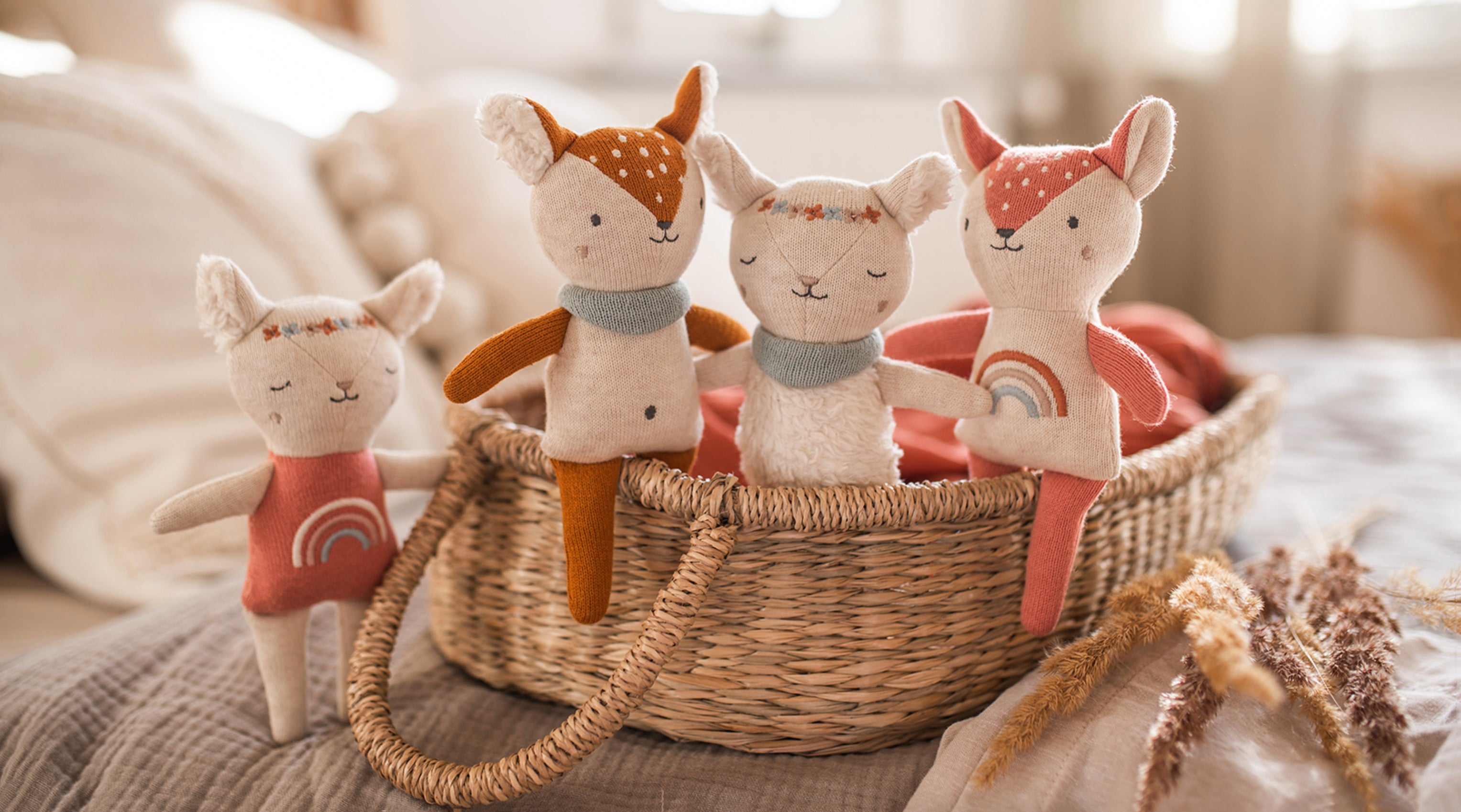Rasseln für Babys in der Form von kleinen Schafen und Rehen von der Marke Ava & Yves