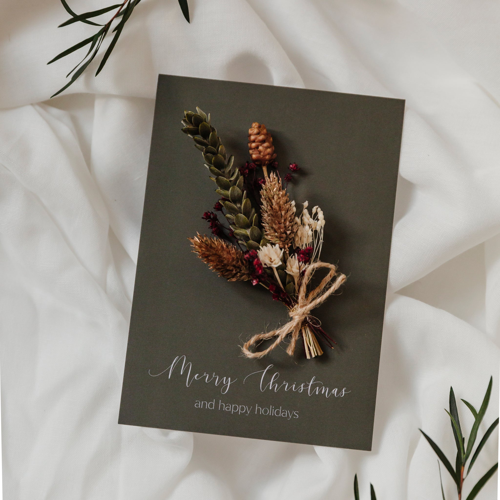 Weihnachtskarte mit Trockenblumen - olivgrün