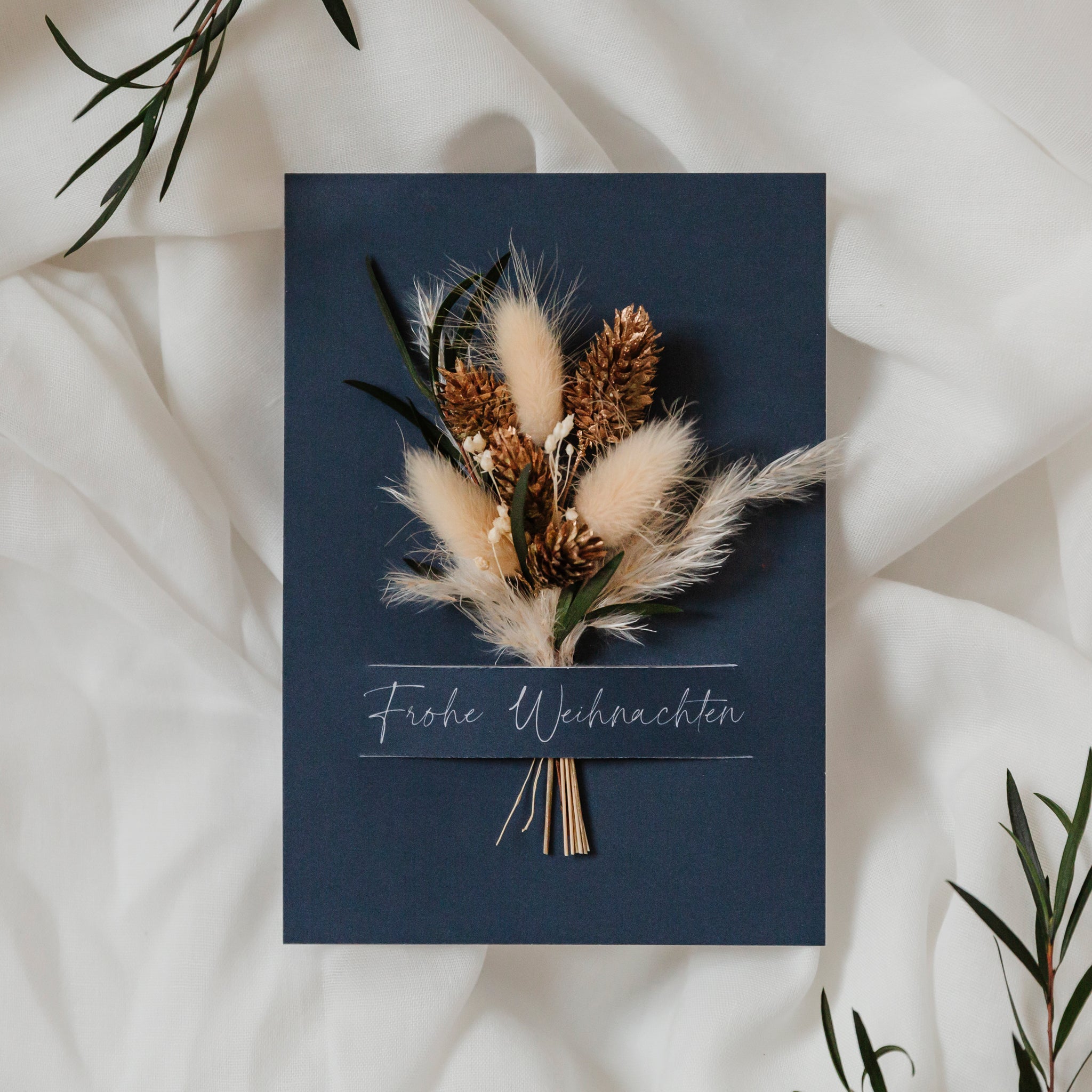 Weihnachtskarte mit Trockenblumen - blau