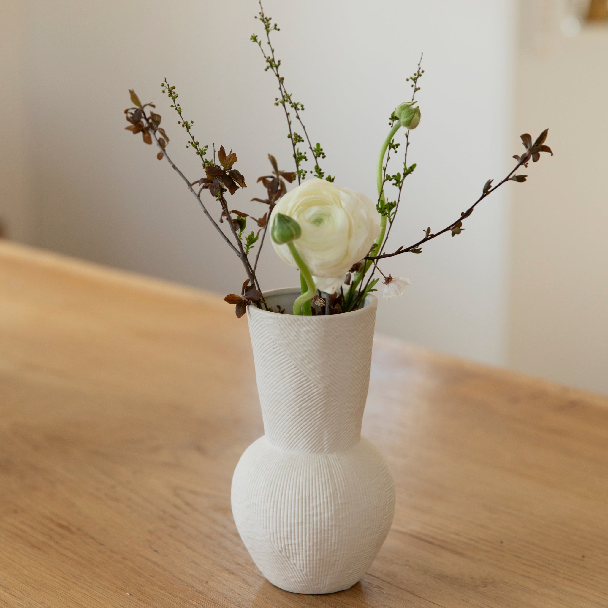 Vase Line mit Struktur - cremeweiß