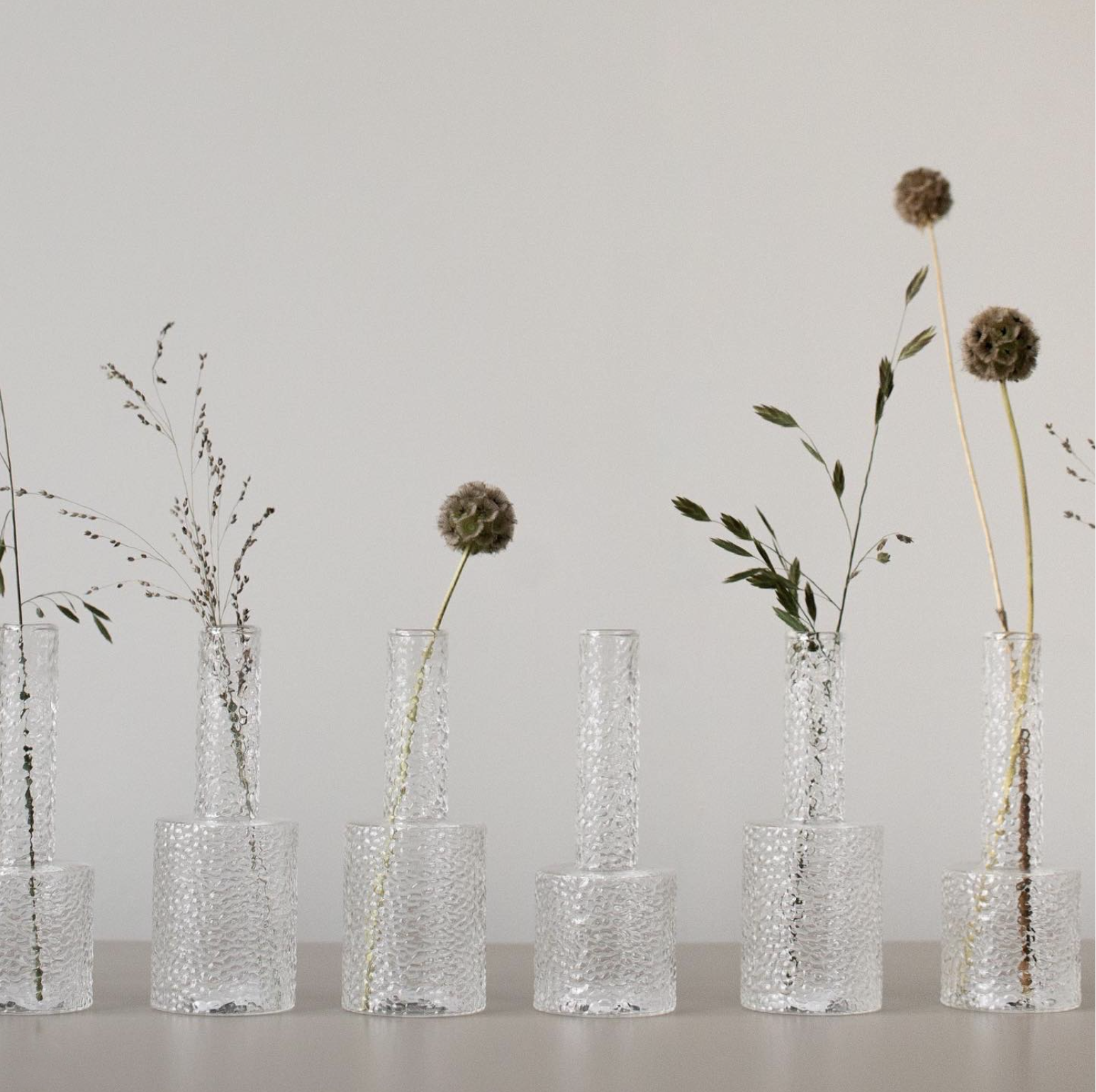 Glasvasen können optimal mit Trockenblumen dekoriert werden. 