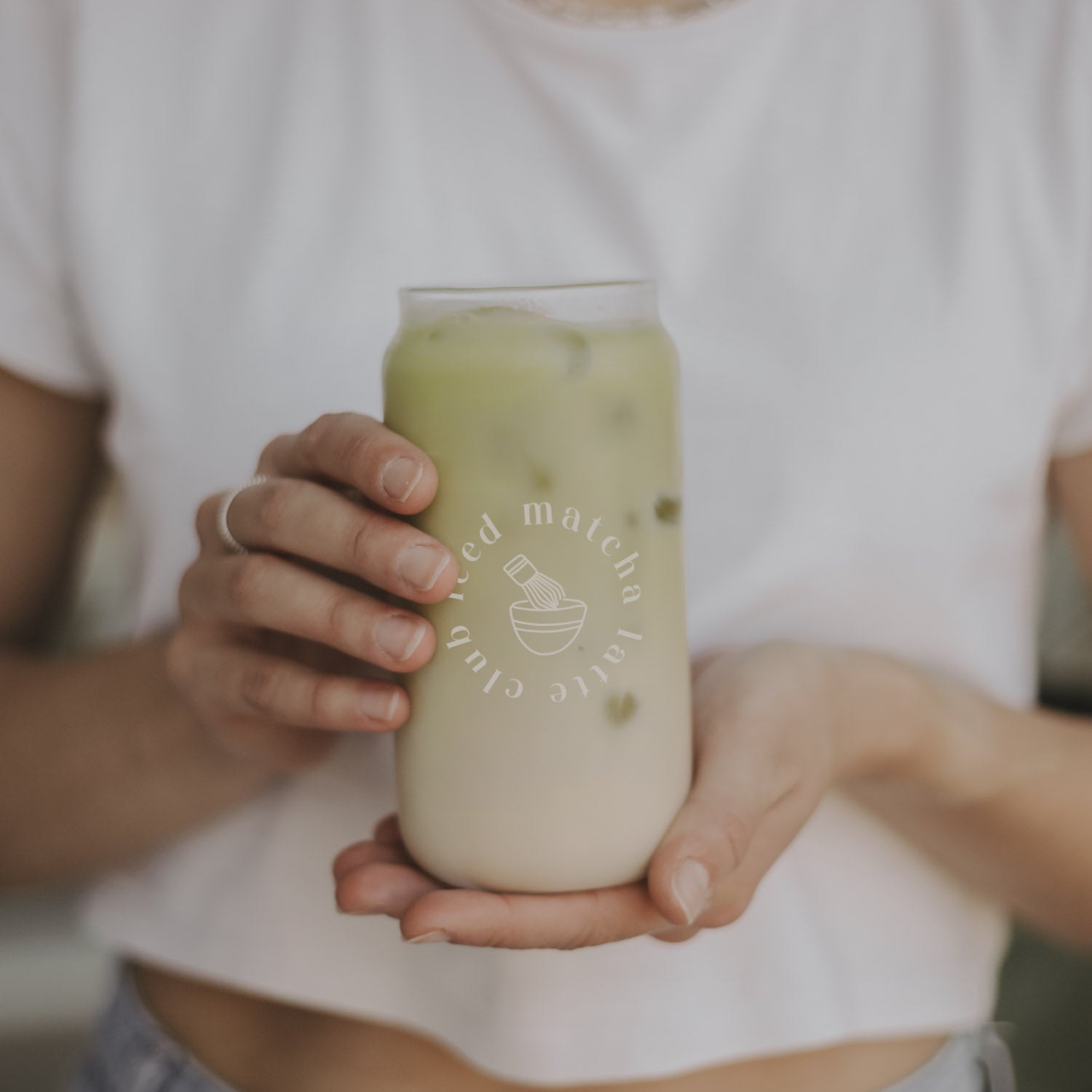 Hohes Trinkglas Iced Matcha Latte Club