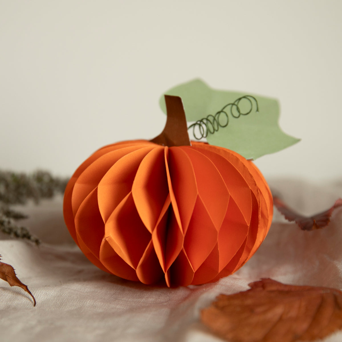 Kürbis mit Blatt aus Papier - orange