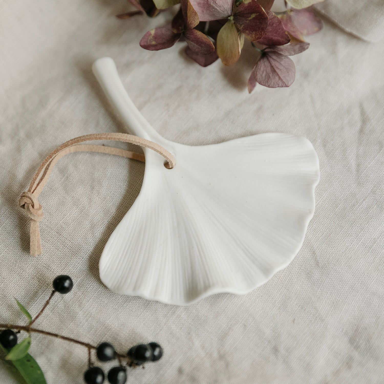 Dekoanhänger Gingko - weiß