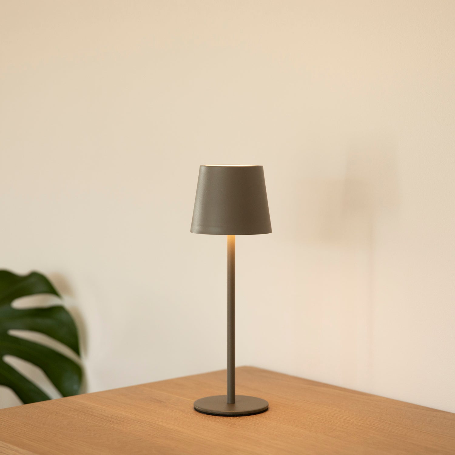 LED Tischlampe 3er Set mit Ladestation - taupe