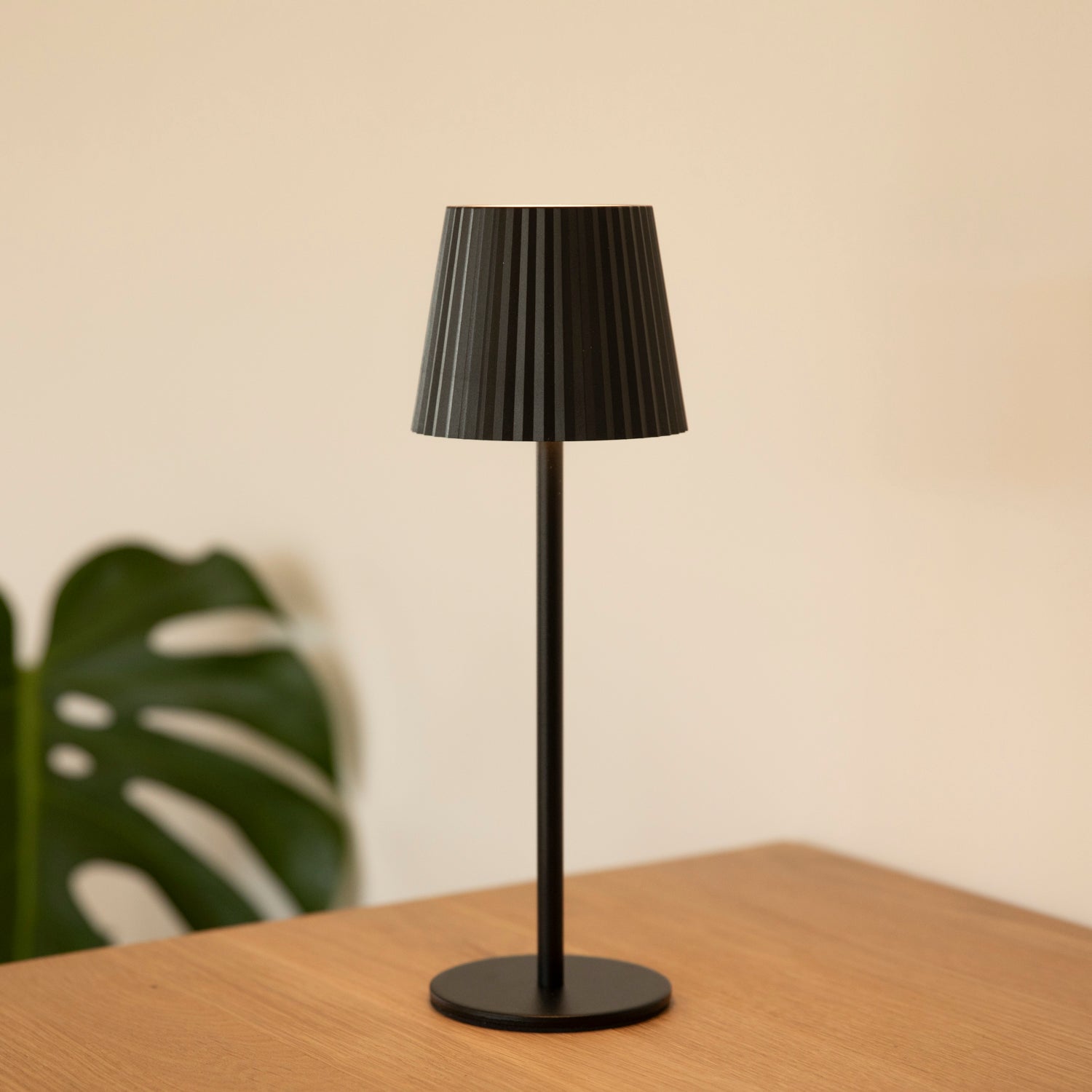LED Tischlampe Riffel outdoor - schwarz