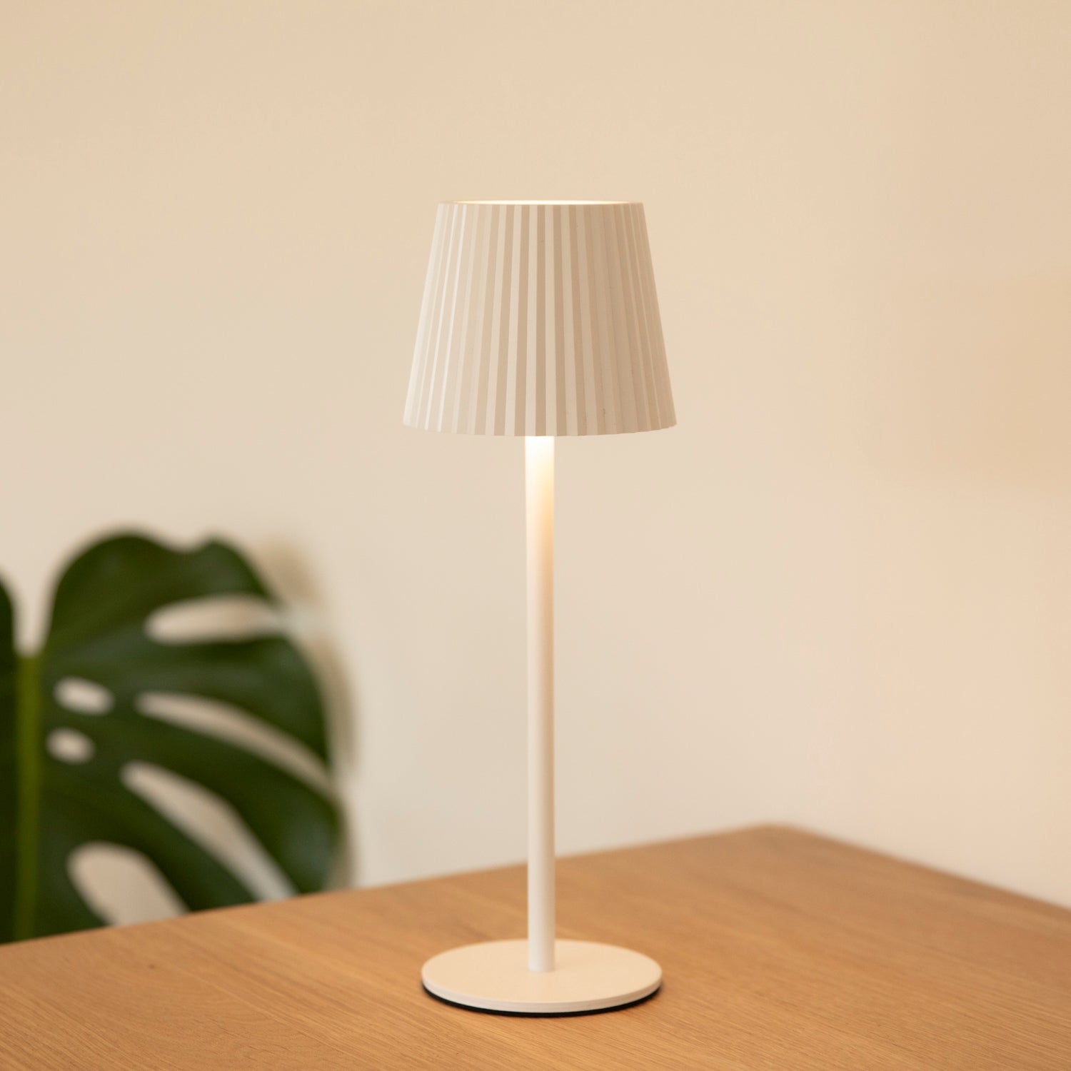 LED Tischlampe Riffel outdoor - weiß