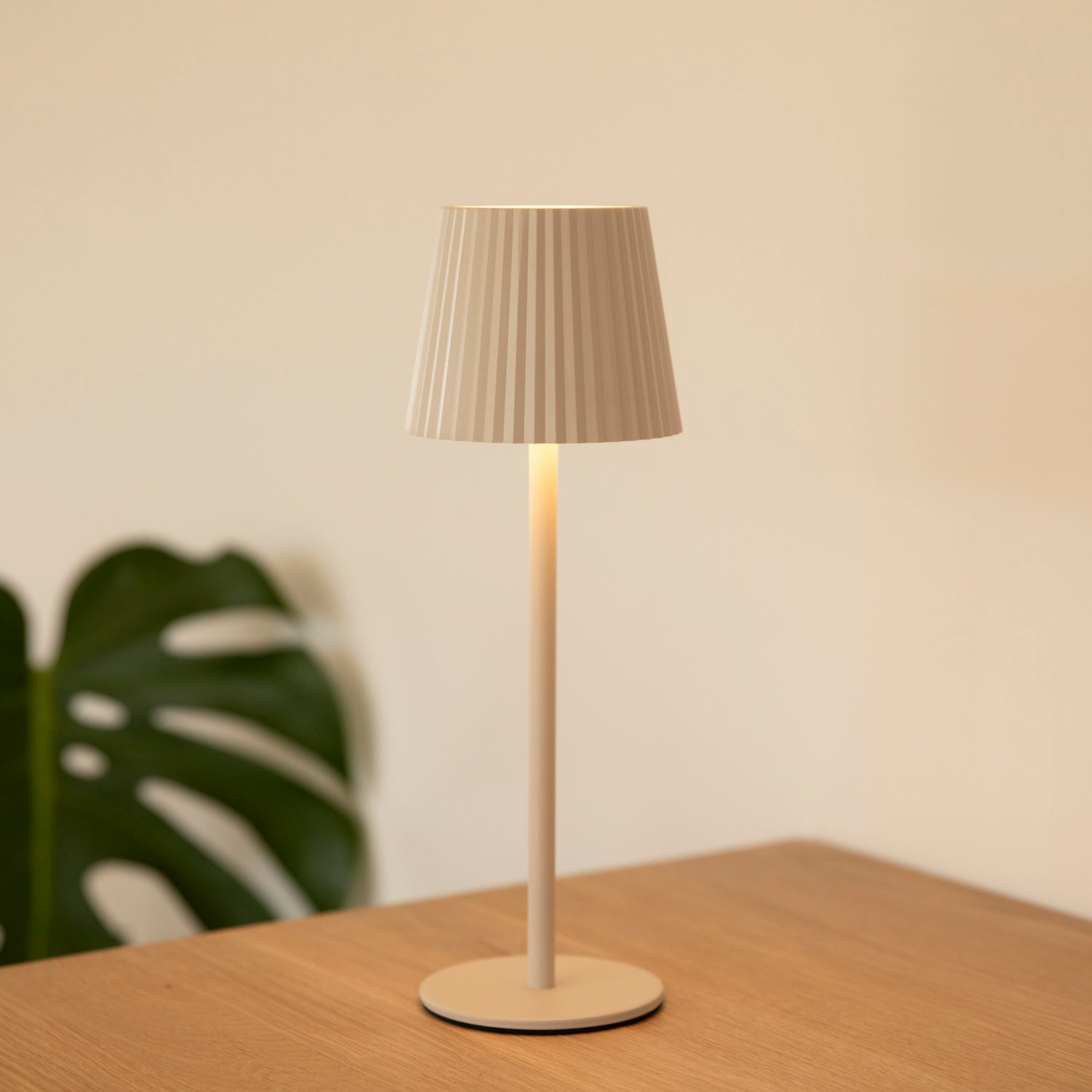 LED Tischlampe Riffel outdoor - creme