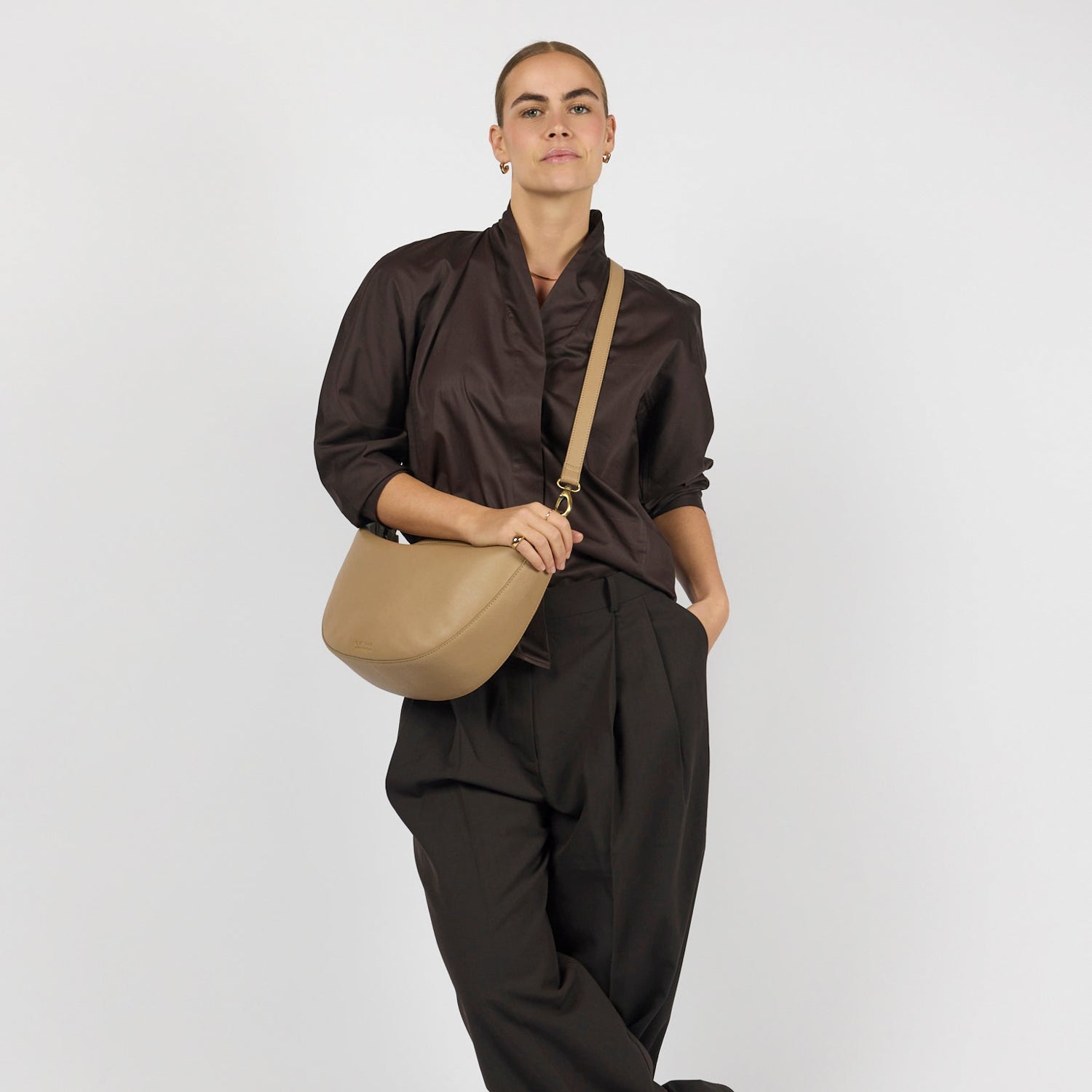 Leo Maxi Tasche - Leder Sand mit 2 Straps