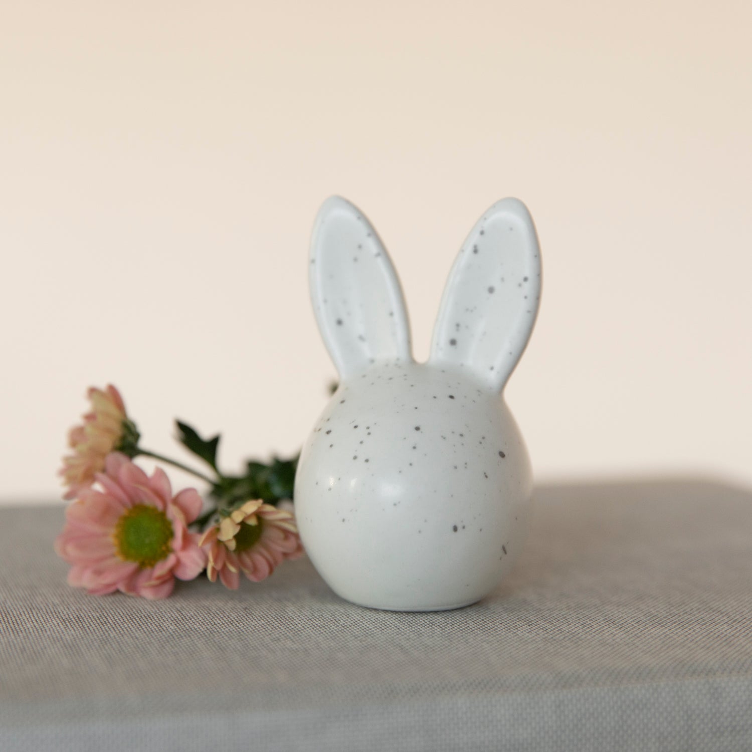 Osterdeko Hase Mumpy - weiß gesprenkelt